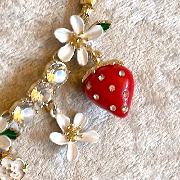 Brand New Betsey Johnson Gold Tone Strawberry Rhinestone Daisy Floral Necklace - Picture 7 of 16